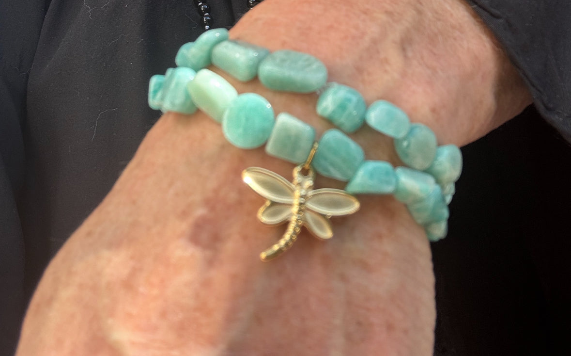 Armband mit Libellenanhänger
