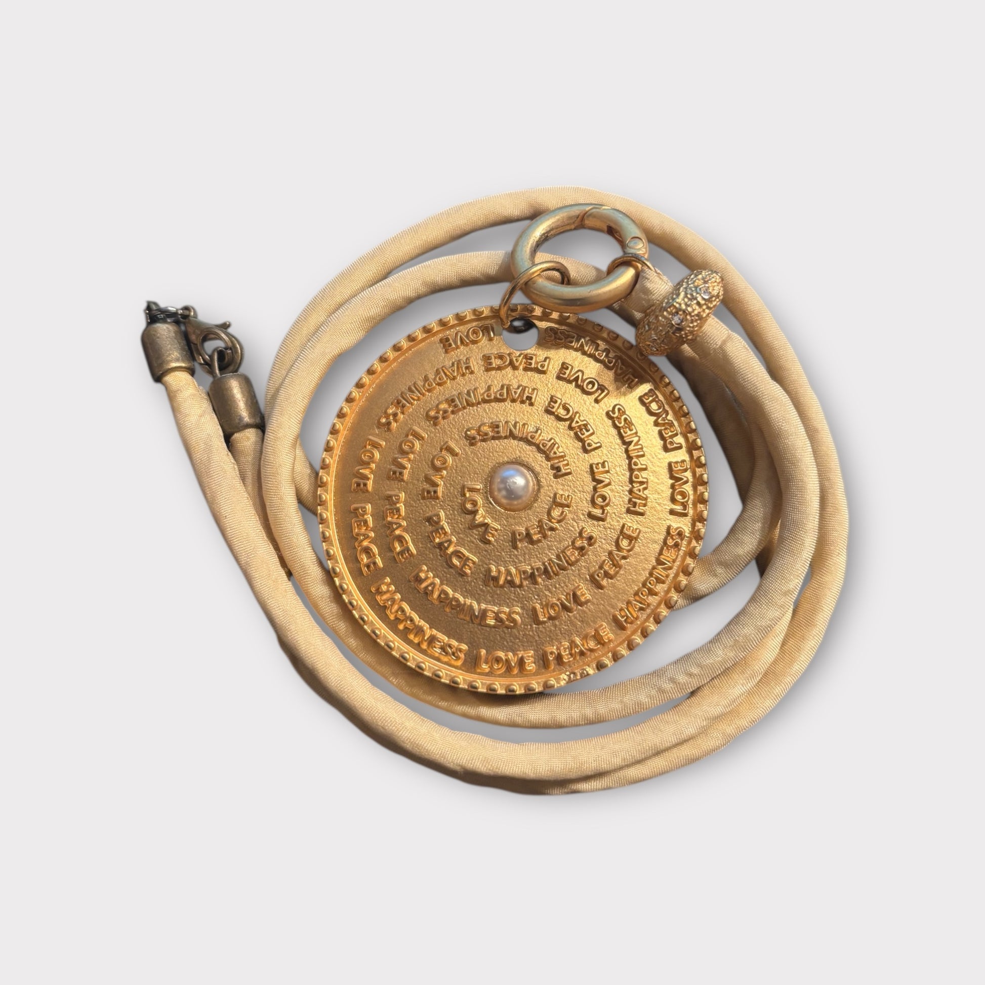 Großes Amulett mit Seidenband