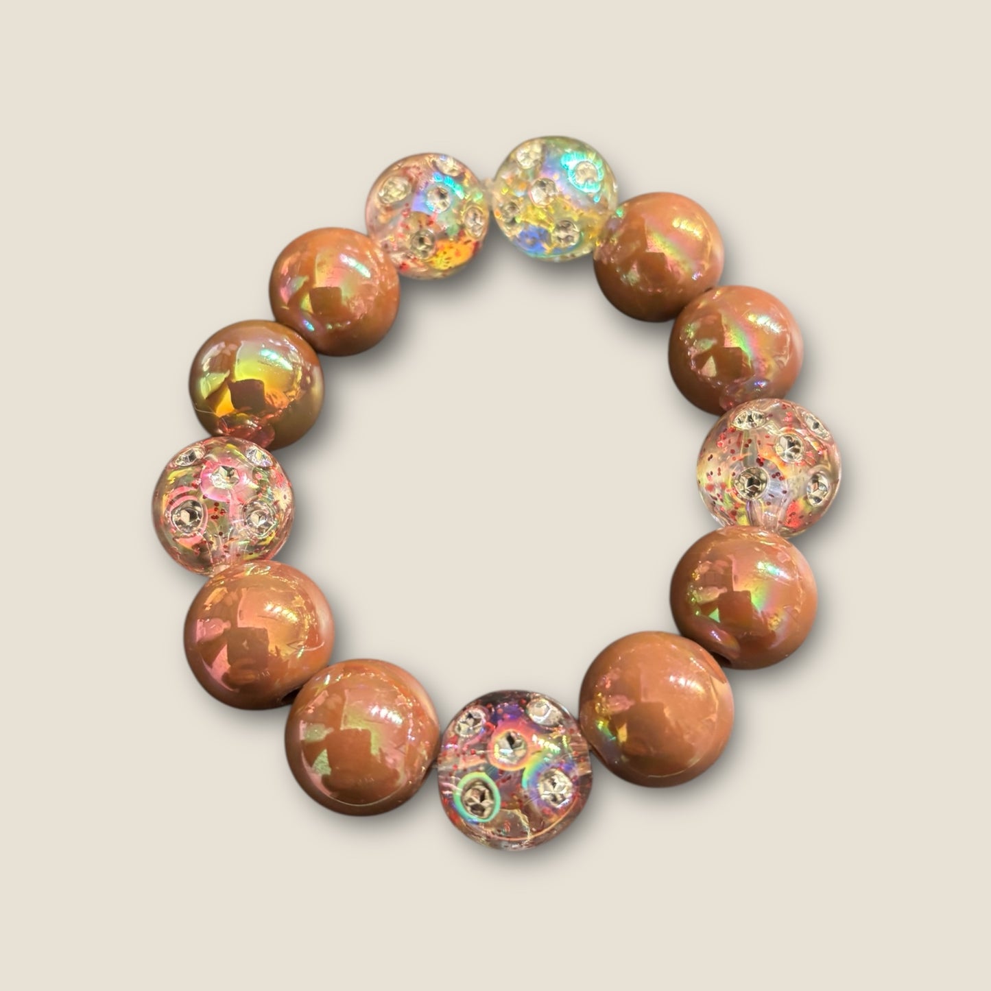 Kugelarmband aus leuchtenden Perlen