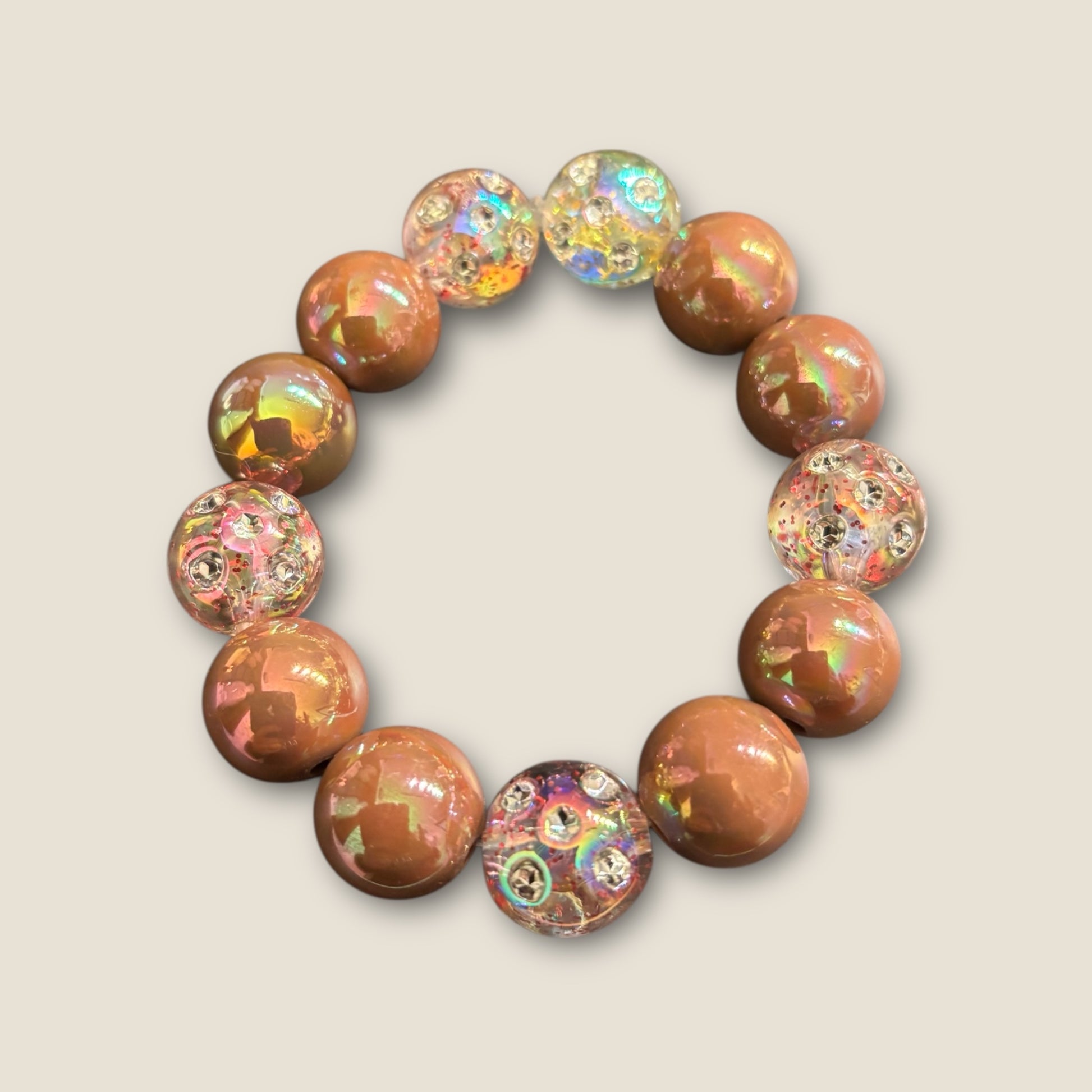 Kugelarmband aus leuchtenden Perlen