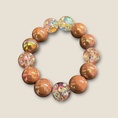 Kugelarmband aus leuchtenden Perlen