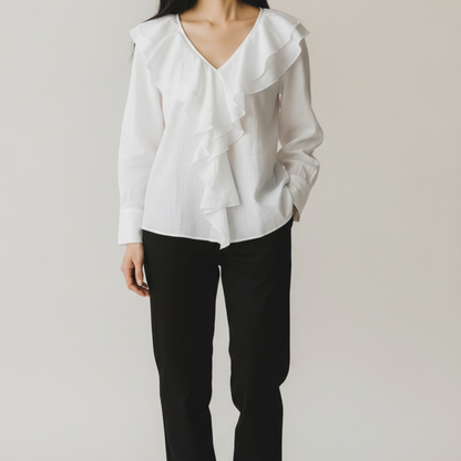 Damenbluse in weiß mit Volant
