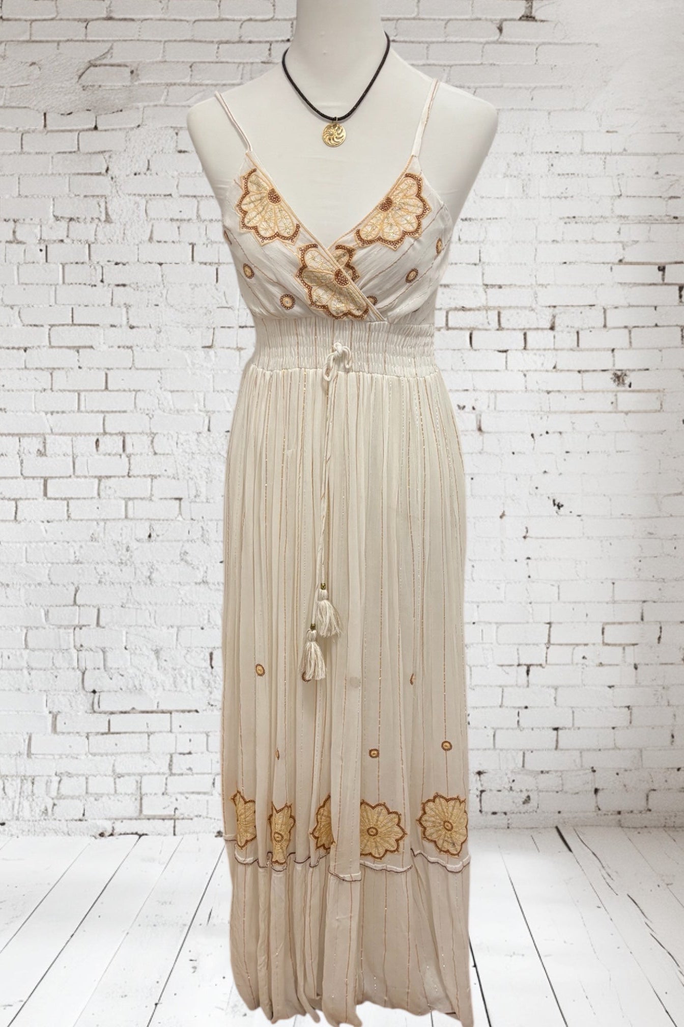 Casa-Petrada langes helles Boho-Kleid mit goldenen Details.