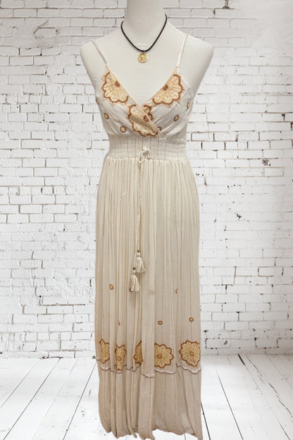 Casa-Petrada langes helles Boho-Kleid mit goldenen Details.