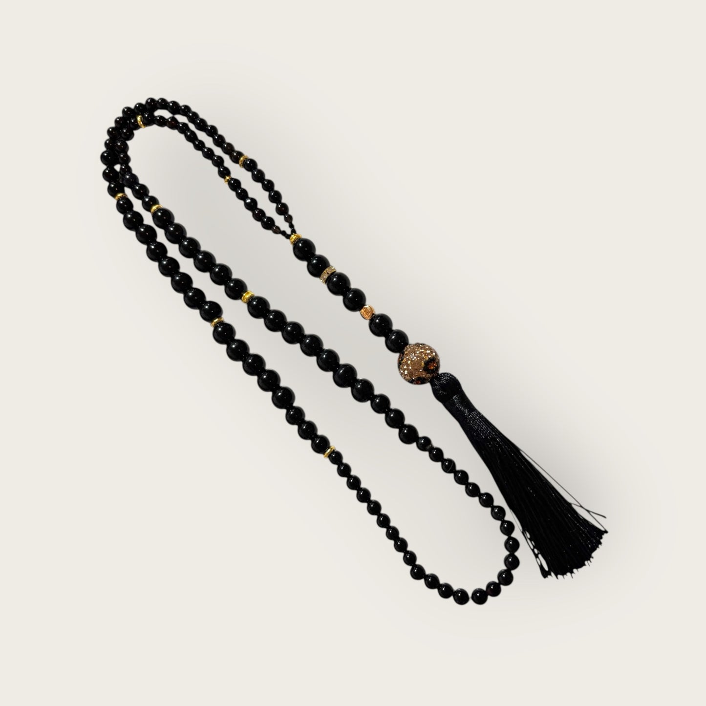 Kette aus schwarzen Perlen mit Quaste