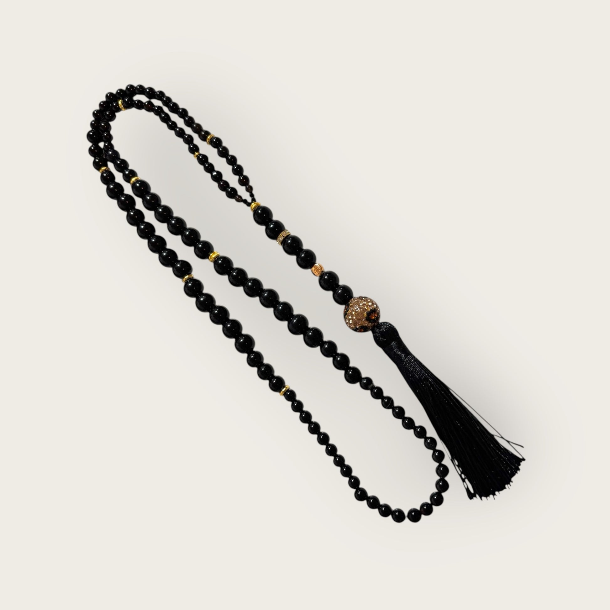 Kette aus schwarzen Perlen mit Quaste