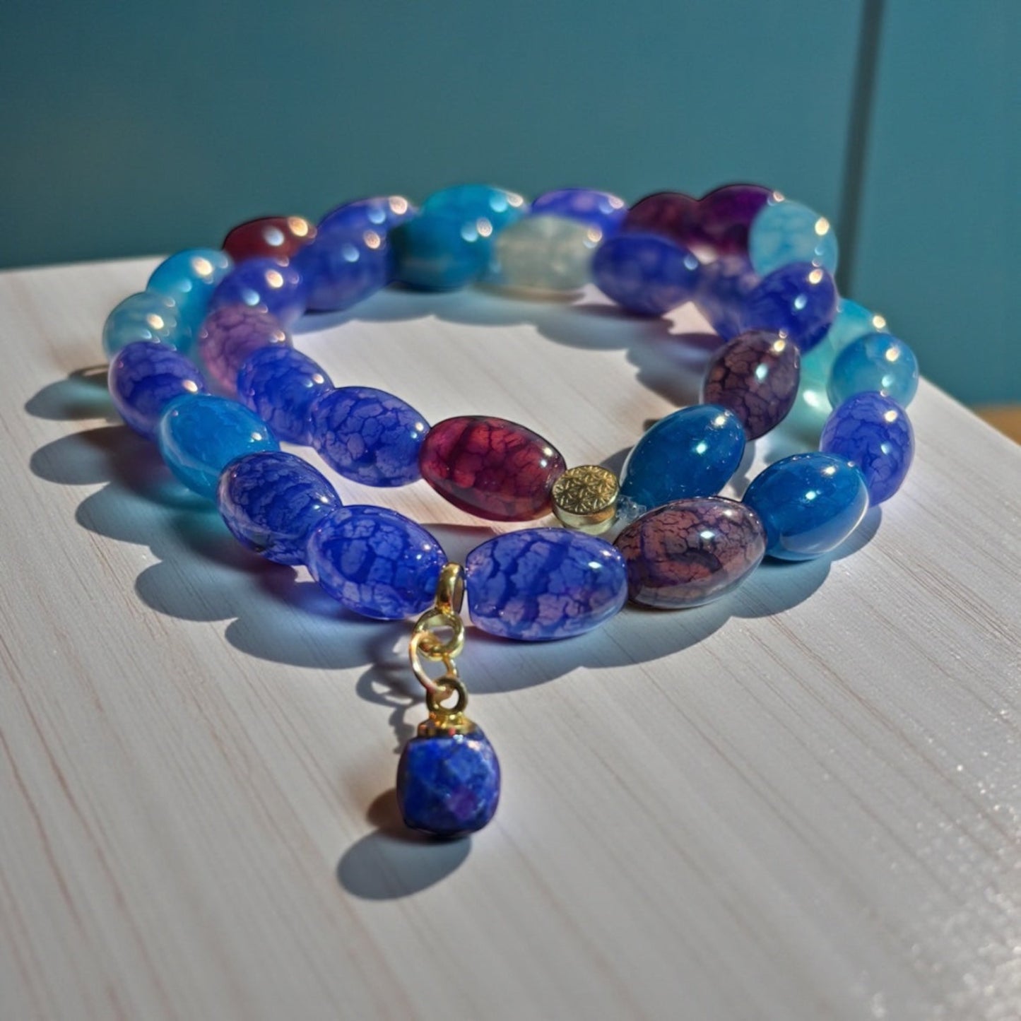 armband-aus-blauen-und-türkisenen-steinen