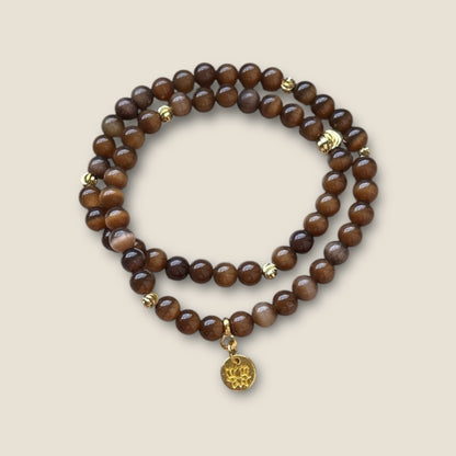 Armband aus braunen cateye Perlen mit Lotusanhänger