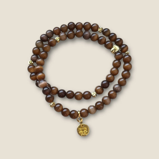 Armband aus braunen cateye Perlen mit Lotusanhänger