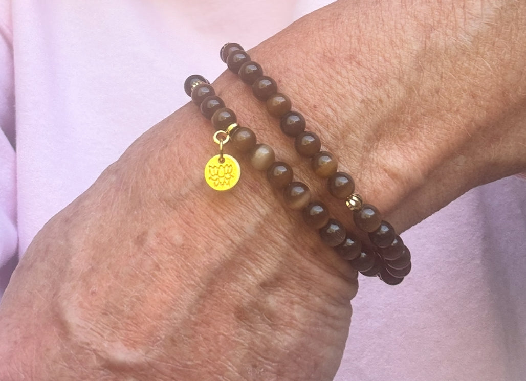 Armband aus braunen Perlen mit Anhänger