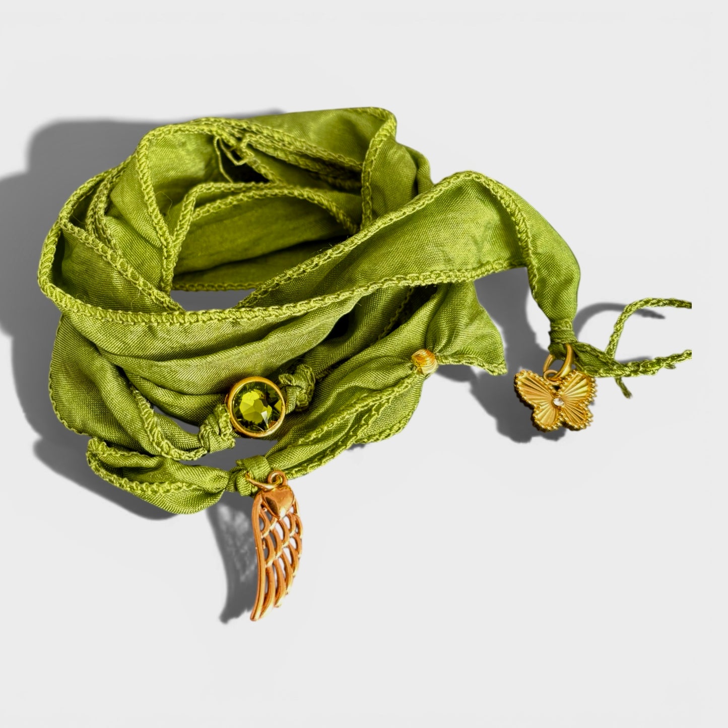 Seidenwickelarmband grün - mit Flügelanhänger