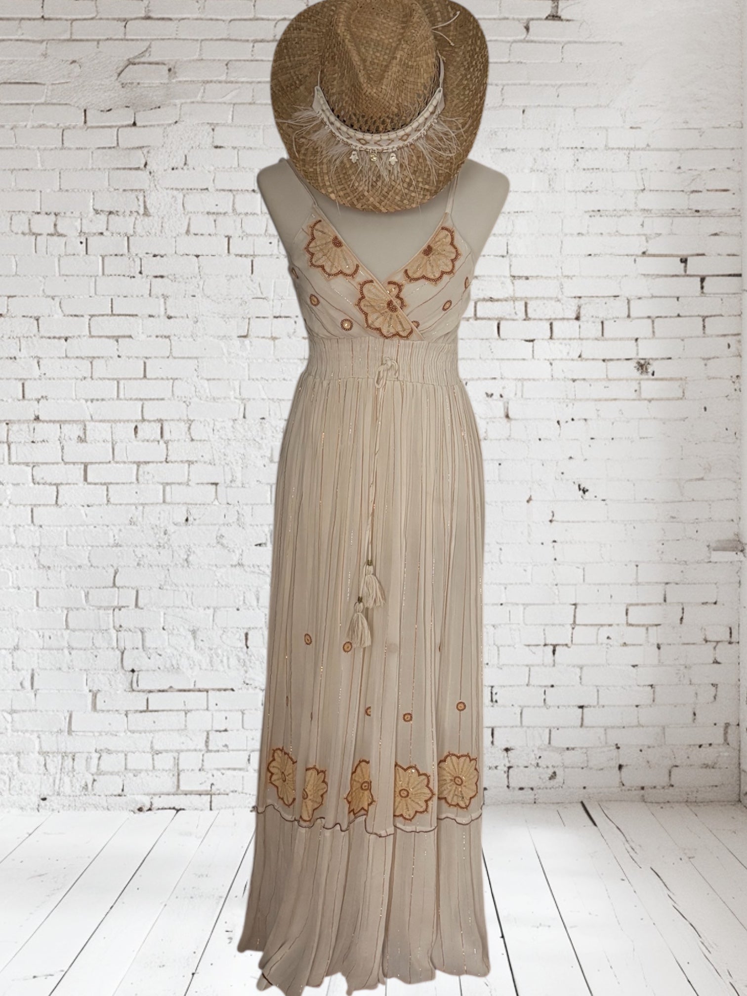Casa Petrada langes Bohokleid in off-white mit goldenen Details.