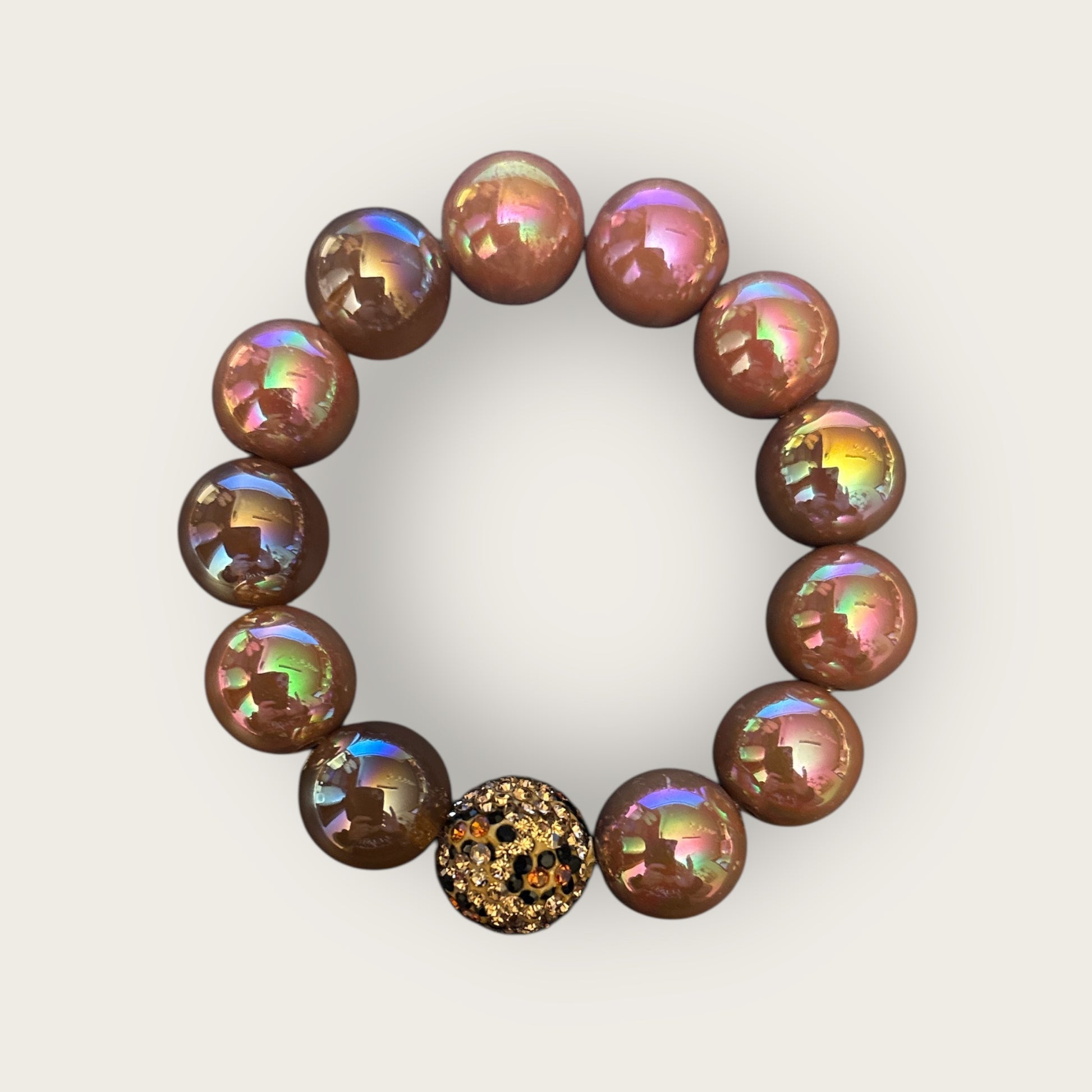 Perlenarmband aus braunen Perlen mit Leoperle