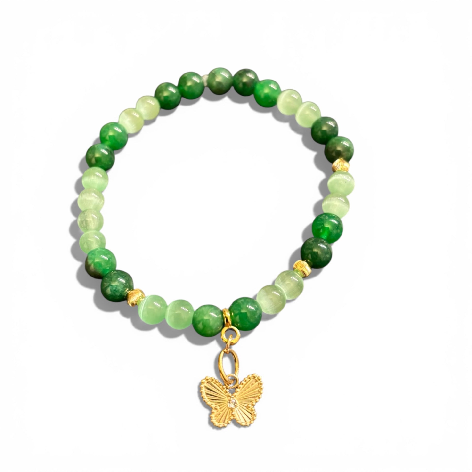 bohoarmband-aus-grünen-perlen-schmetterlingsanhänger