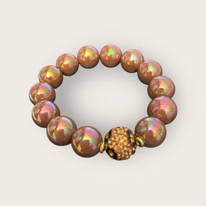 Armband aus leuchtenden Perlen