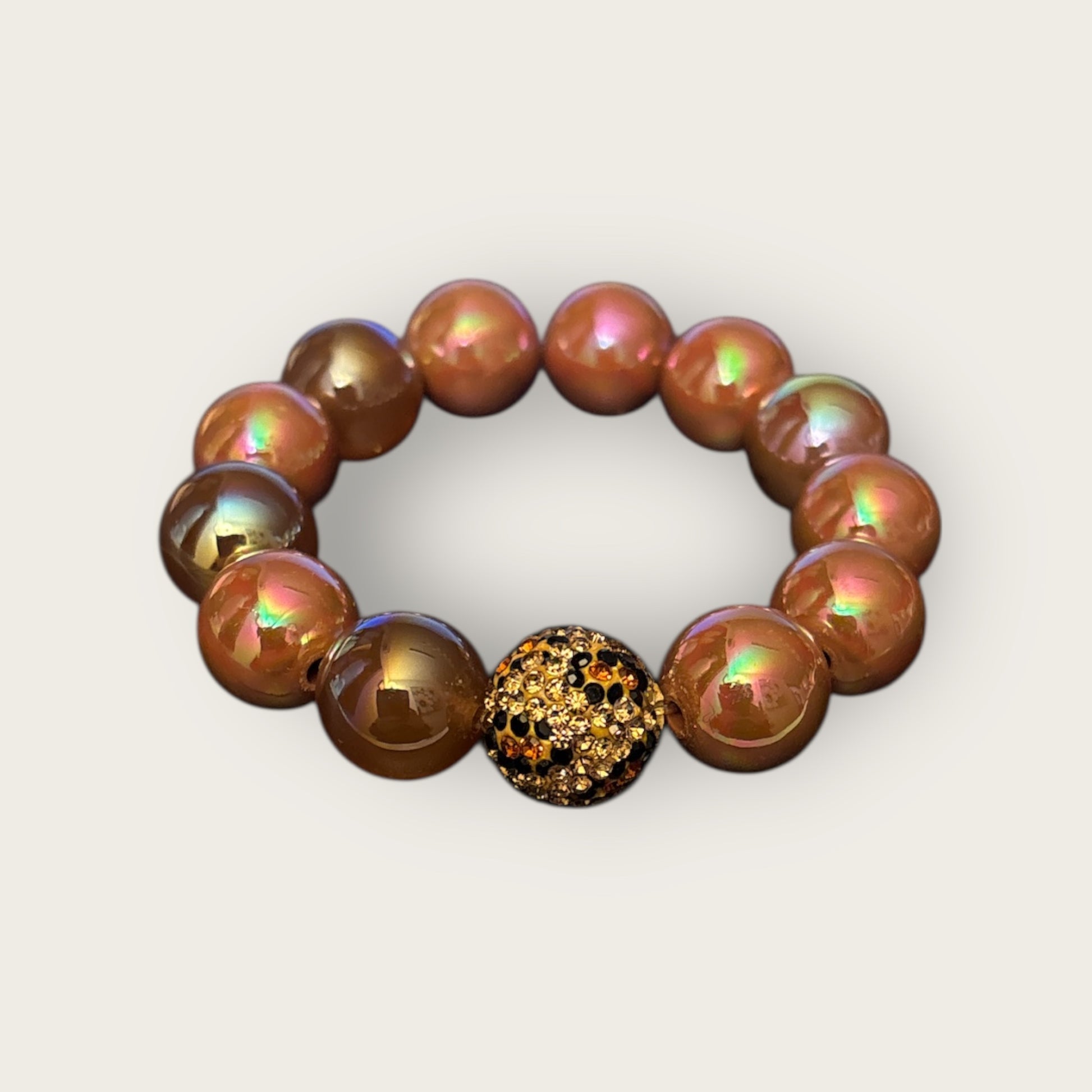 Funkelndes Kugelarmband in braun mit Perle im Leodesign