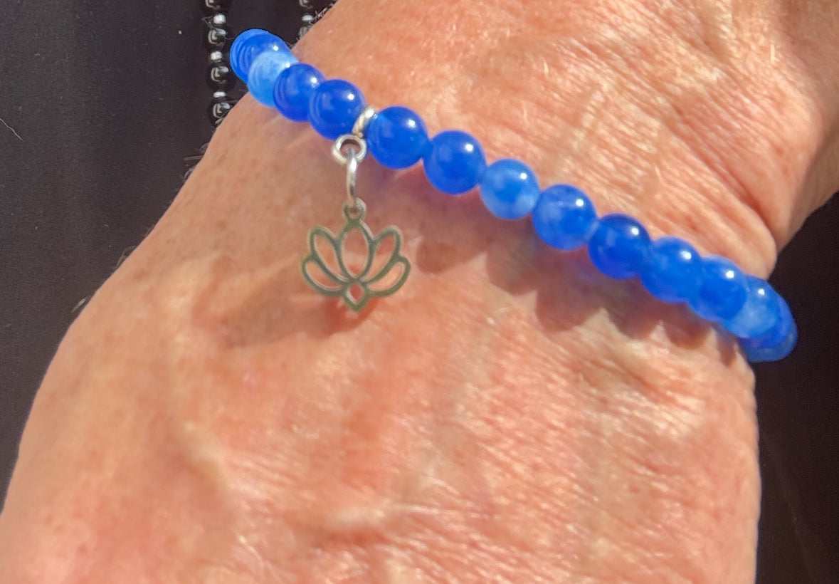 BLUE DREAM - Armband aus blauen Perlen und Lotusblume Anhänger