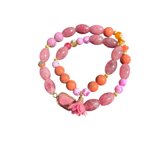 edelstein-armband-in-zarten-farben-mit-blüten-anhänger