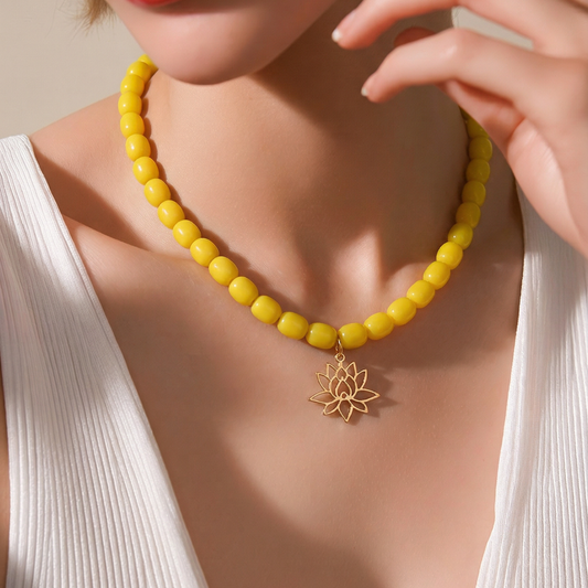 kurze-gelbe-kette-lotusblüten-anhänger