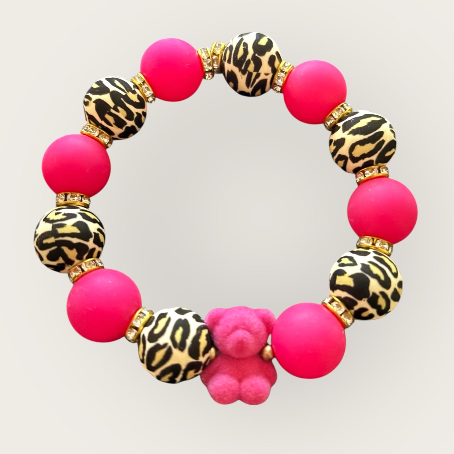 Verspieltes Perlenarmband mit Teddy-Charme und Leoparden-Details