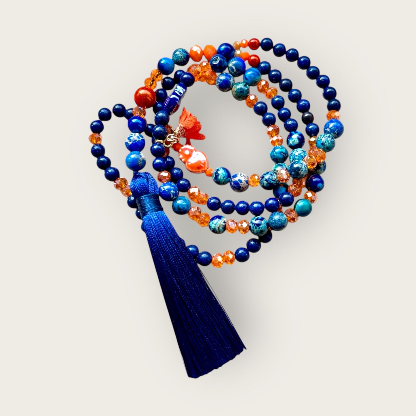 MALAGA - Lange Kette aus Naturstein Perlen - mit blauer Quaste