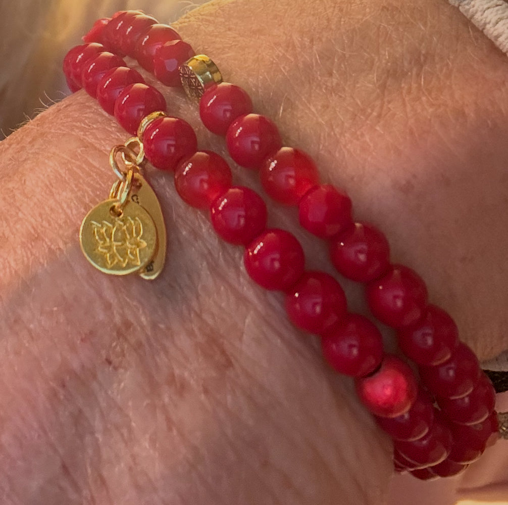 Rotes Armband mit Anhänger