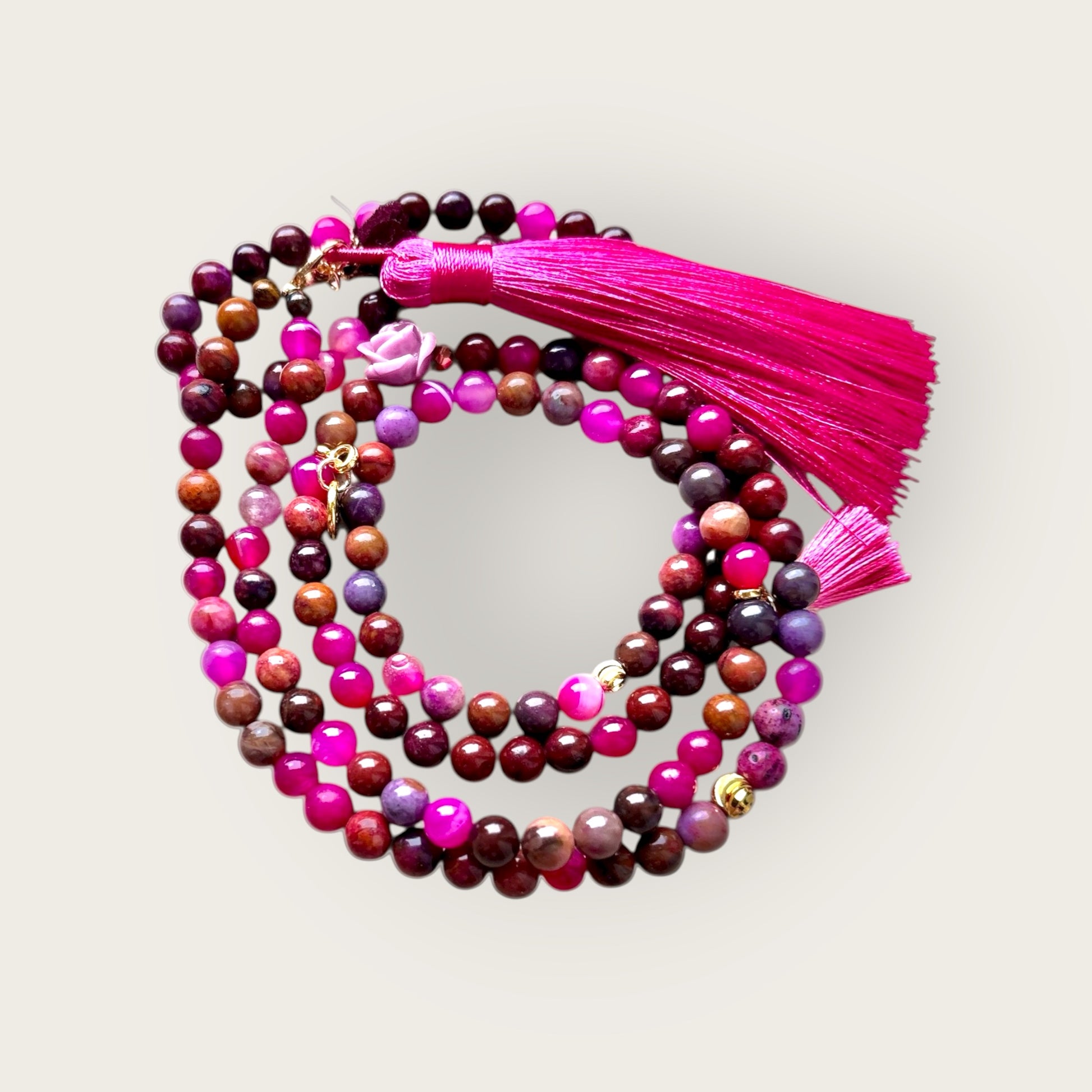 Lange Boho Kette in Pink mit Quaste