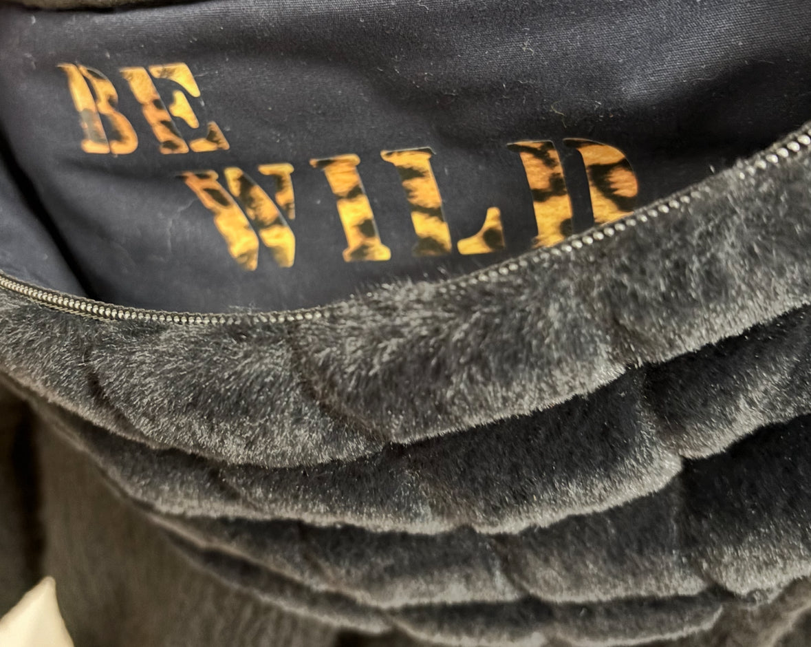 Flauschige Teddy Crossbody Bag in schwarz - Handmade & Unikat