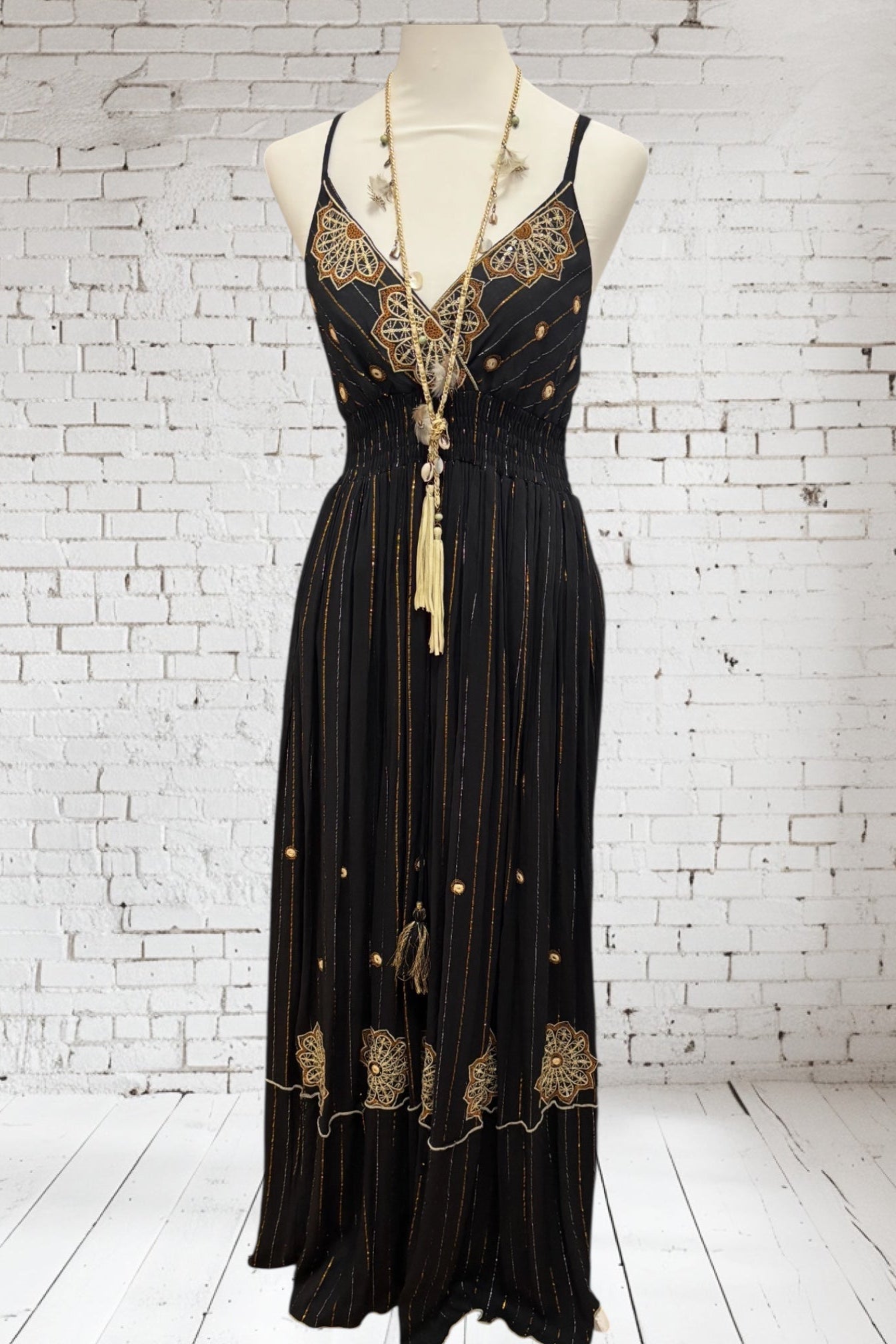Casa-Petrada schwarzes Bohokleid mit goldenen Stickereien.