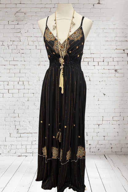 Casa-Petrada schwarzes Bohokleid mit goldenen Stickereien.