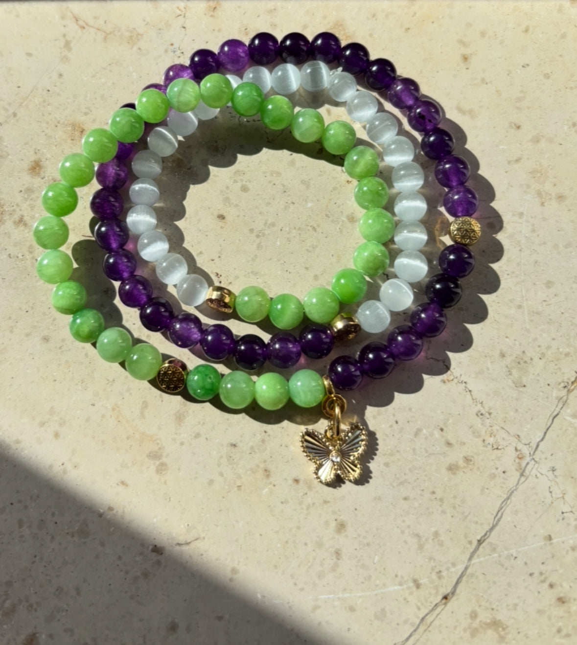 Natursteinarmband mit Schmetterlingsanhänger