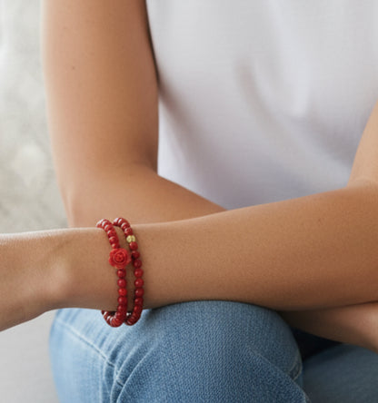 Rotes Armband mit Lotusblüte