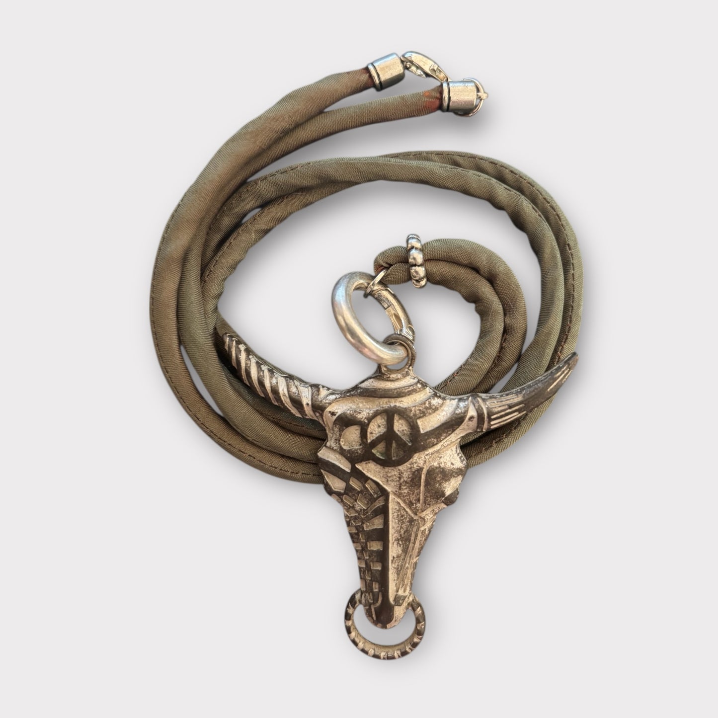 Kette DALLAS - Seidenband mit Anhänger Stierkopf