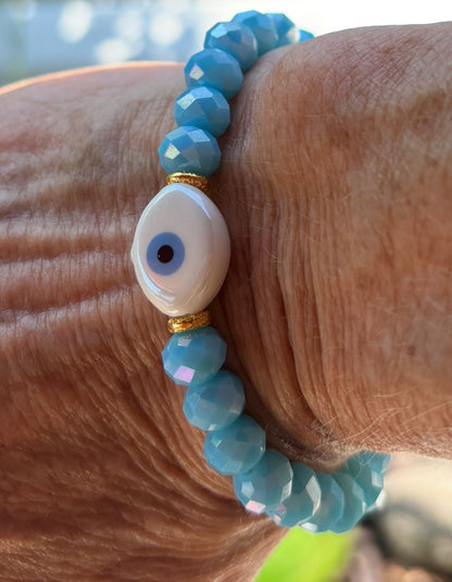 SARDINIEN - Armband in helltürkis mit einer Perle Nazar Auge