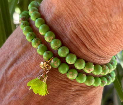 DOLCE VITA - Wickelarmband aus grünen Steinperlen mit einem Blütenanhänger