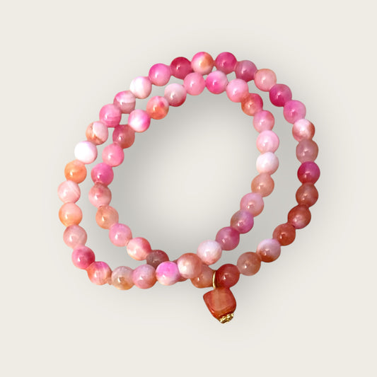 PARIS Armband in Rosa- und Pinkfarben Perlen mit einem kleinen Anhänger
