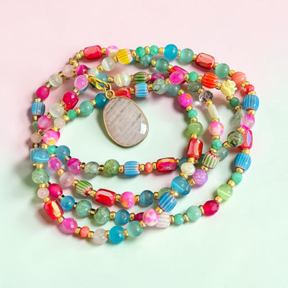 Boho Kette aus bunten Perlen mit einem Rosenquarz Anhänger