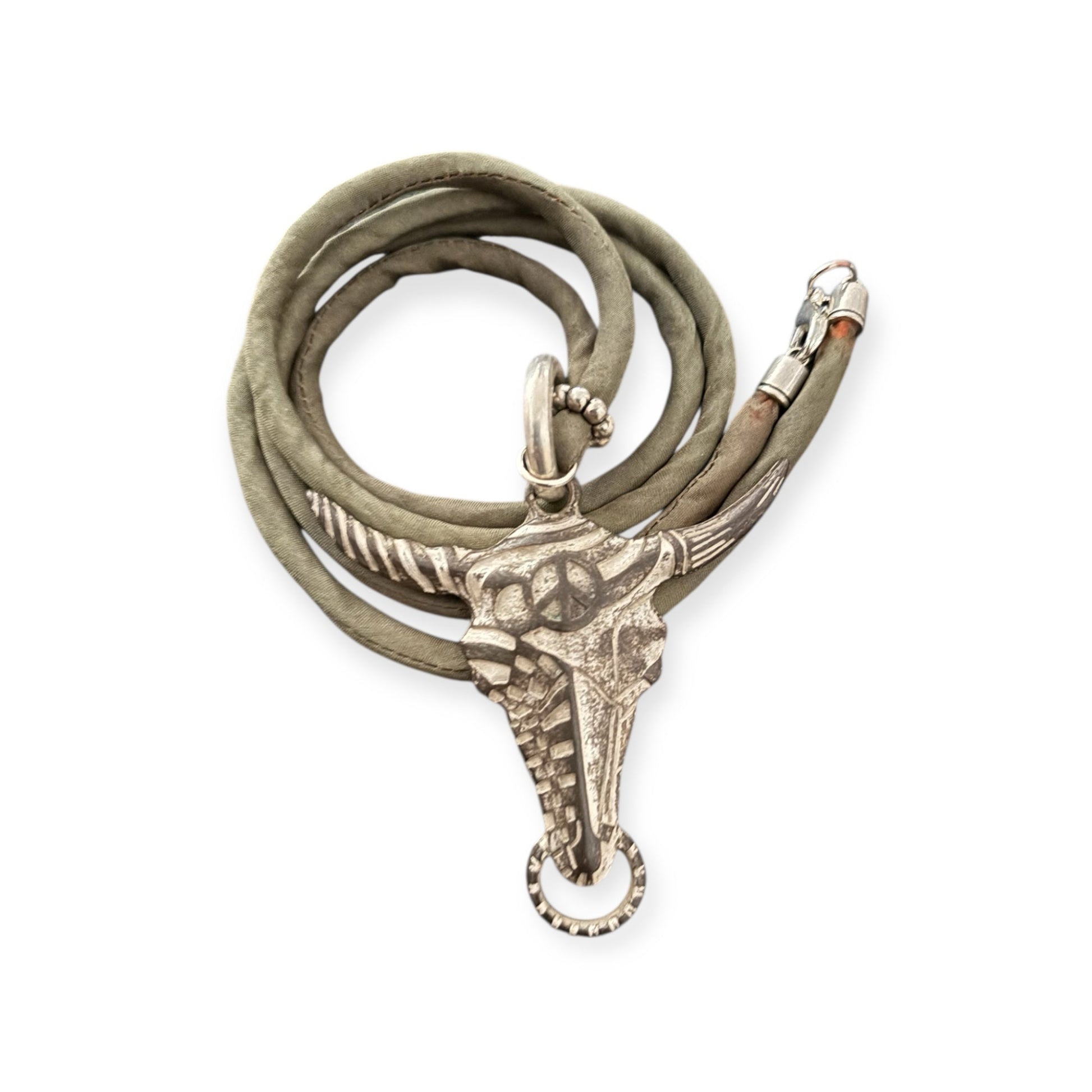 Boho Kette Seidenband mit Stierkopf Anhänger