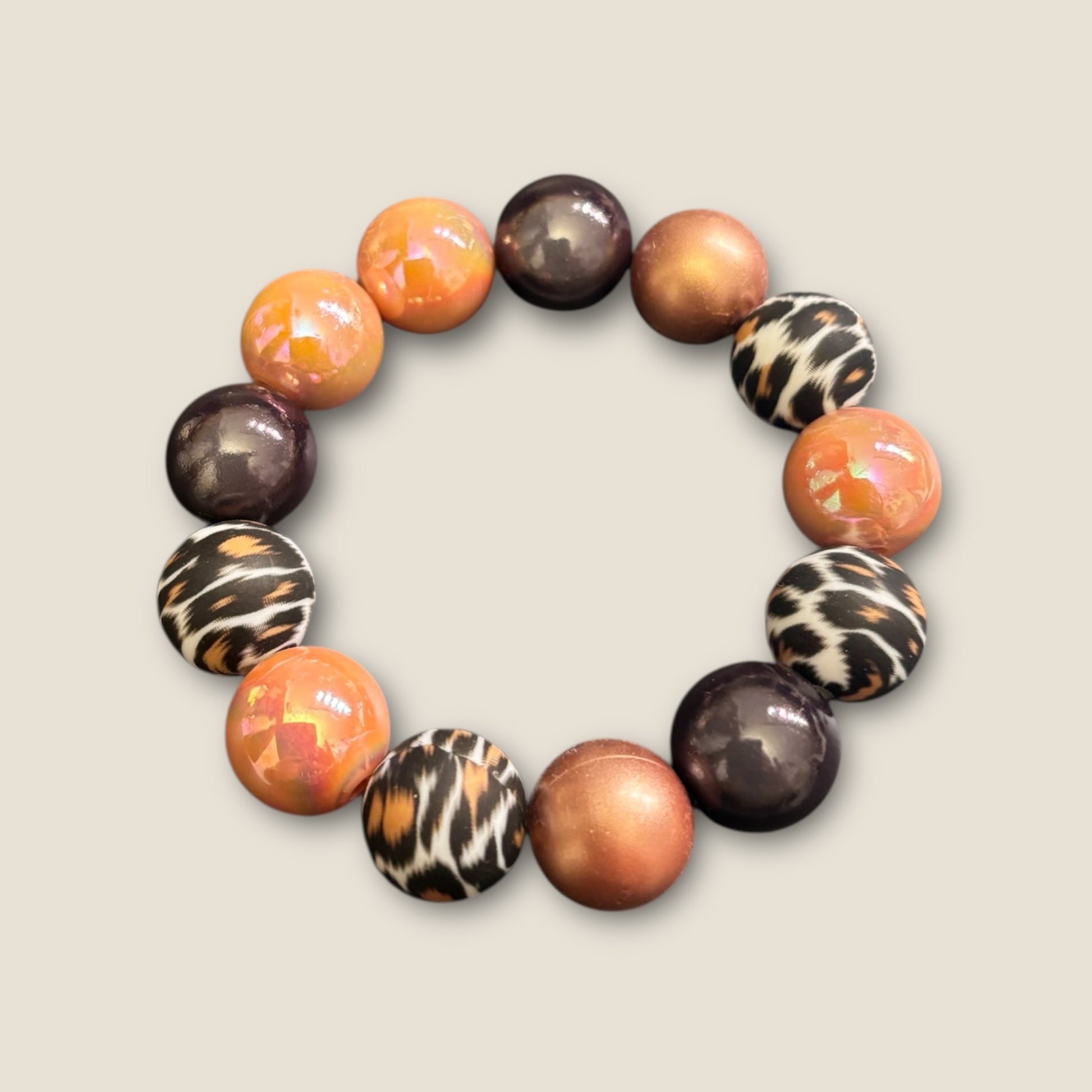 Kugelarmband aus leuchtenden Perlen mit Leo Perlen