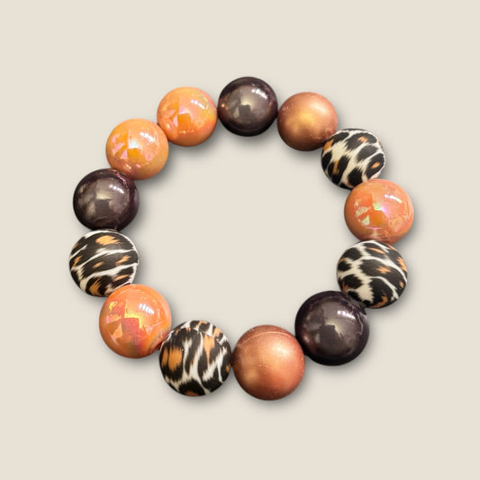 Kugelarmband aus leuchtenden Perlen mit Leo Perlen