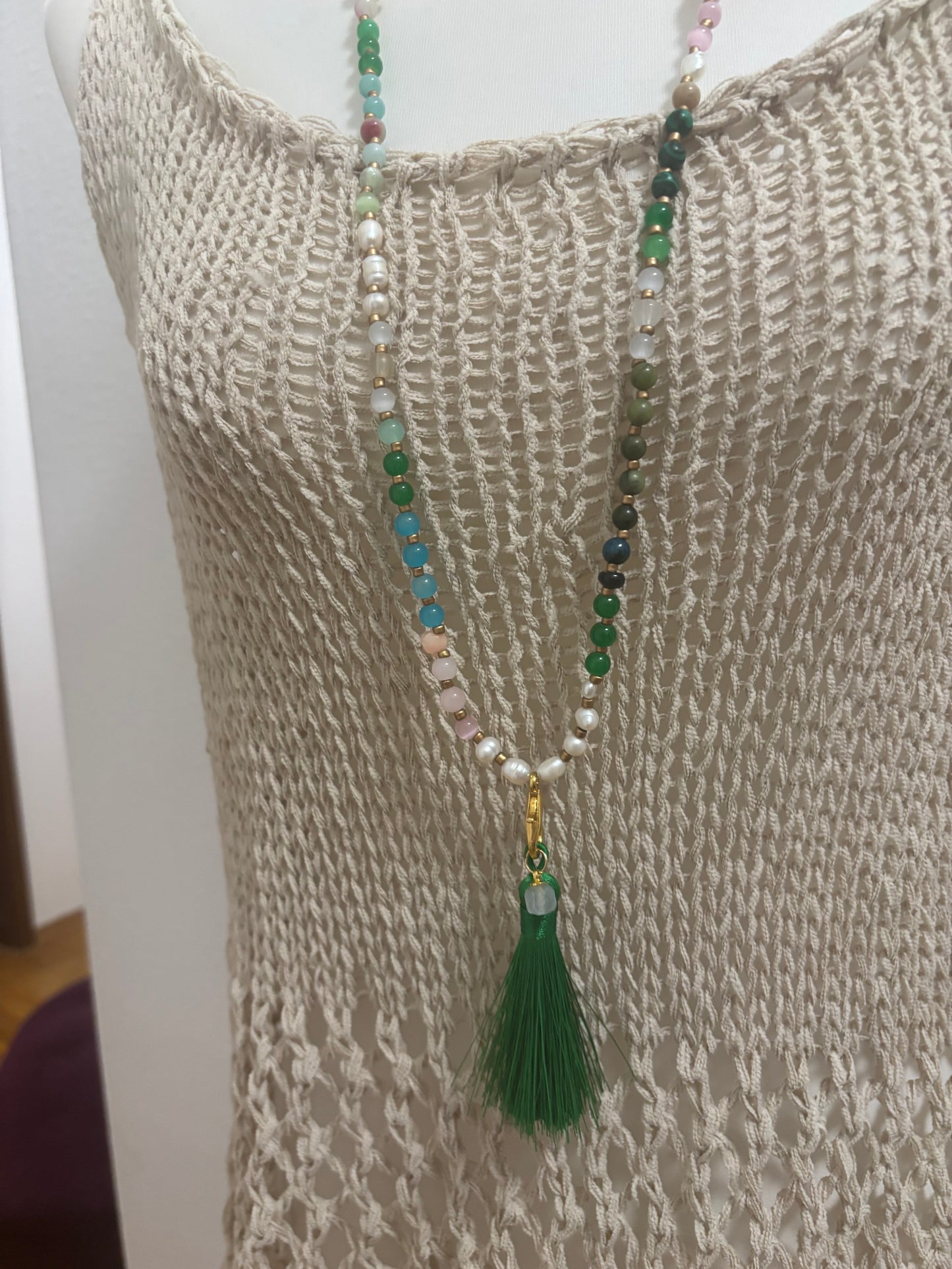 Boho Kette mit grüner Quaste und Edelstein Anhänger