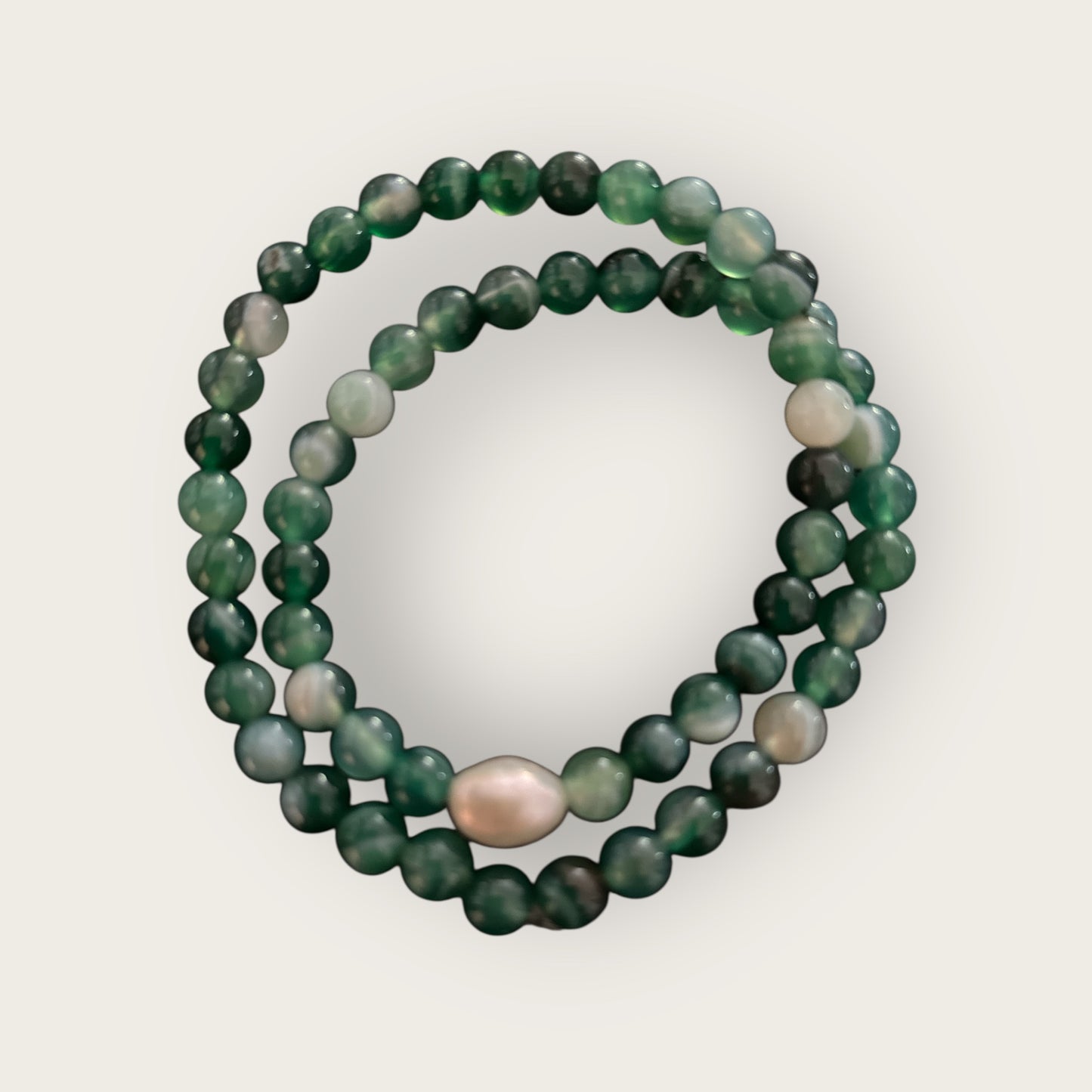 Schottland - Wickelarmband aus grünen Naturstein Perlen mit einer Süßwasser Perle