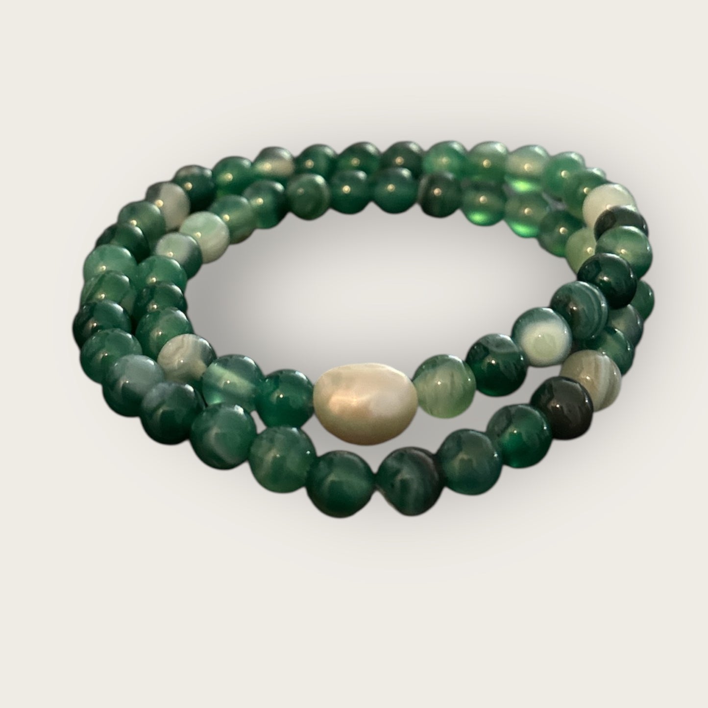 Schottland - Wickelarmband aus grünen Naturstein Perlen mit einer Süßwasser Perle