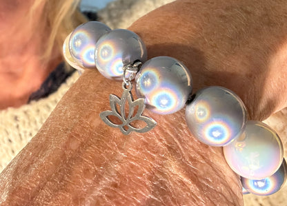 Armband OSLO aus großen leuchtenden Perlen mit einem Anhänger Lotusblume