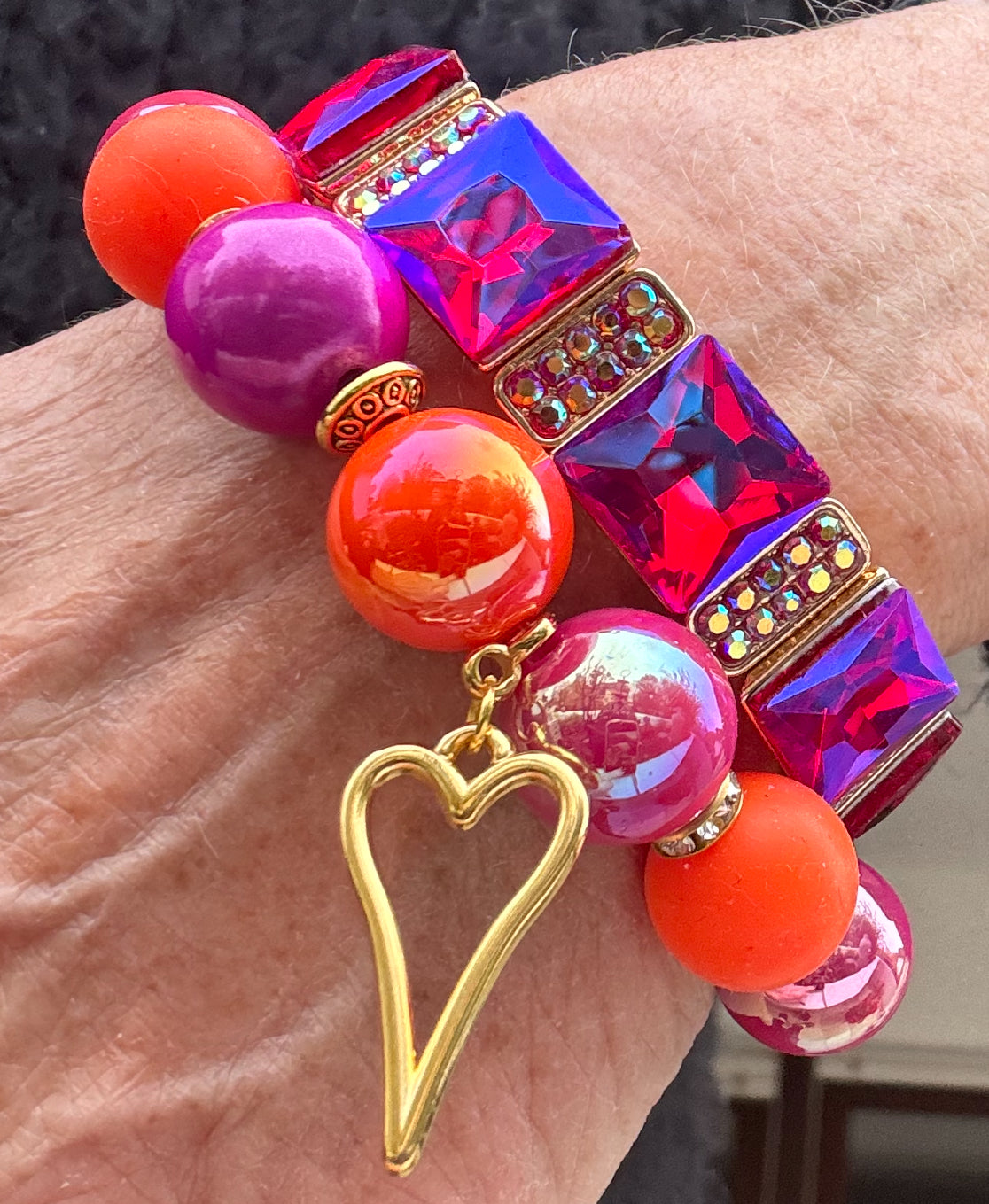 Armband in leuchtenden Farben mit einem Herzanhänger