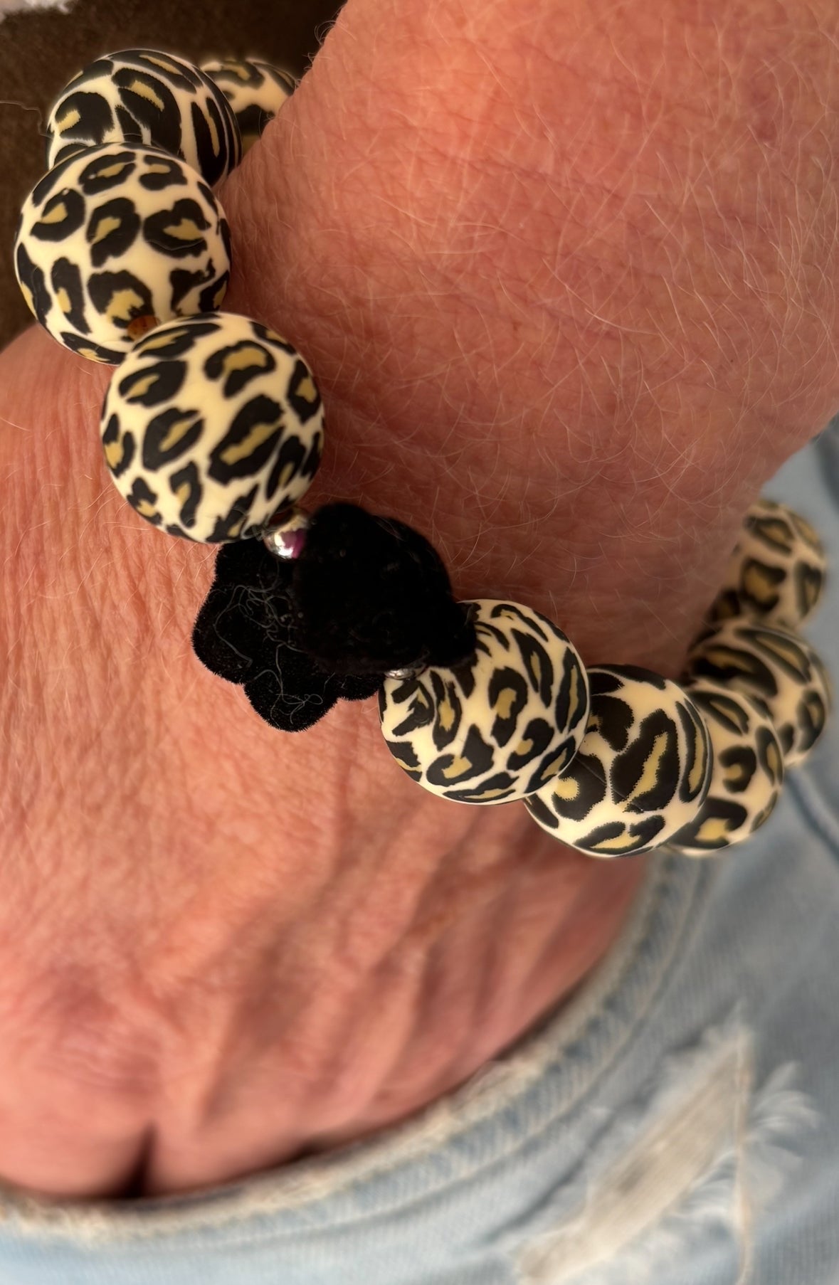 Armband BLACK TEDDY aus großen Perlen animal print mit einer Perle Teddy Bär