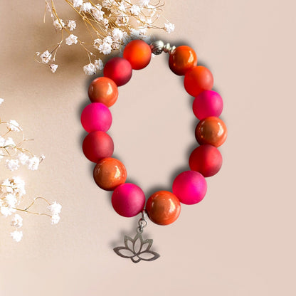 Armband RED DREAM aus roten und orangenen Perlen mit einem Anhänger Lotusblume