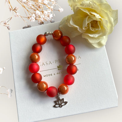 Armband RED DREAM aus roten und orangenen Perlen mit einem Anhänger Lotusblume