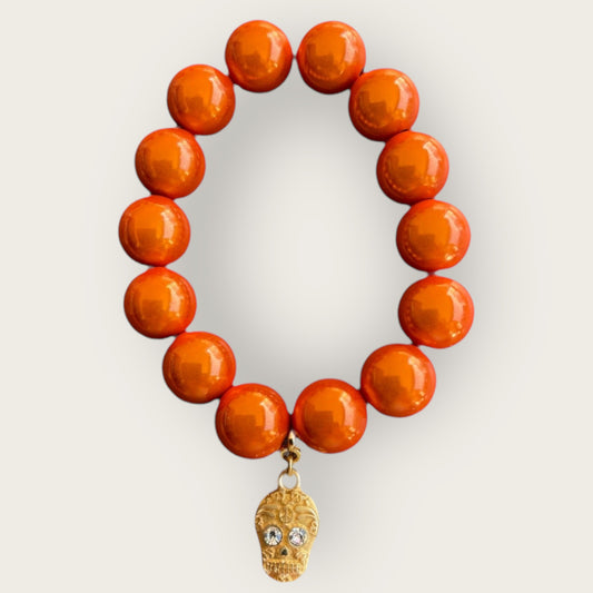 Armband aus Miracle Perlen in orange mit einem Skull Anhänger