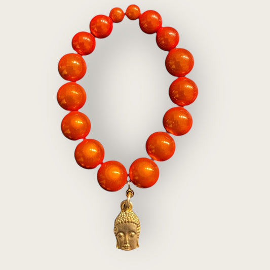 Armband aus Miracle Perlen  in orange mit einem Anhänger Buddha